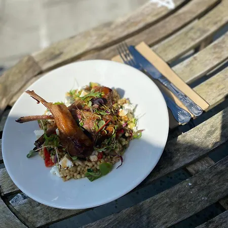 Han/Misafirhane The Brown Horse